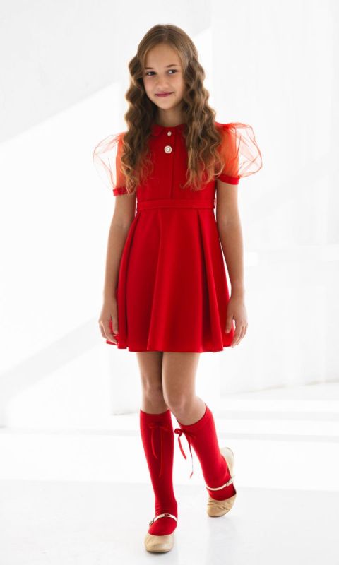 Czerwona sukienka z rozkloszowanym dołem