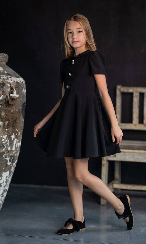 Czarna rozkloszowana sukienka z guzikami