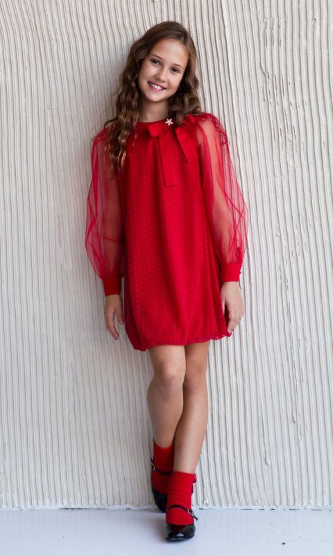 Czerwona sukienka z tiulowymi rękawami