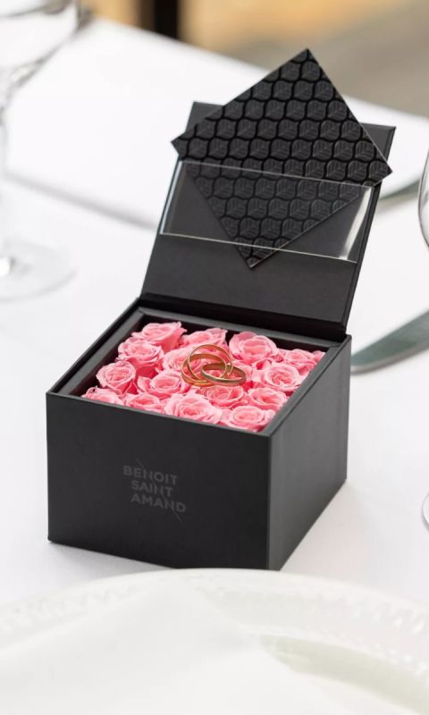 16 różowych wiecznych róż- FLOWERBOX Size M