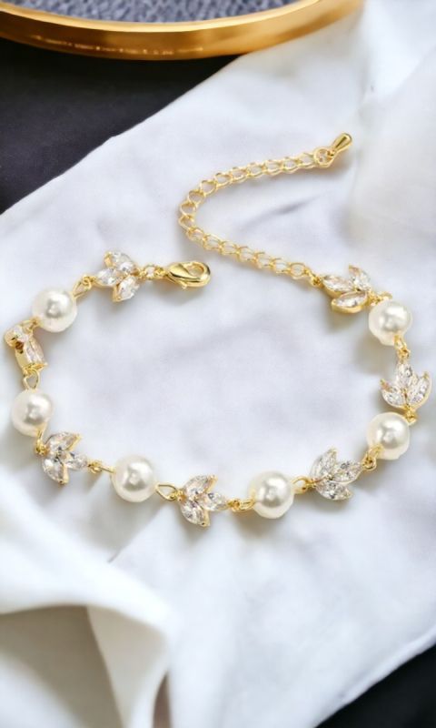 Bransoletka z perłą i cyrkonią sześcienną w kolorze złota
