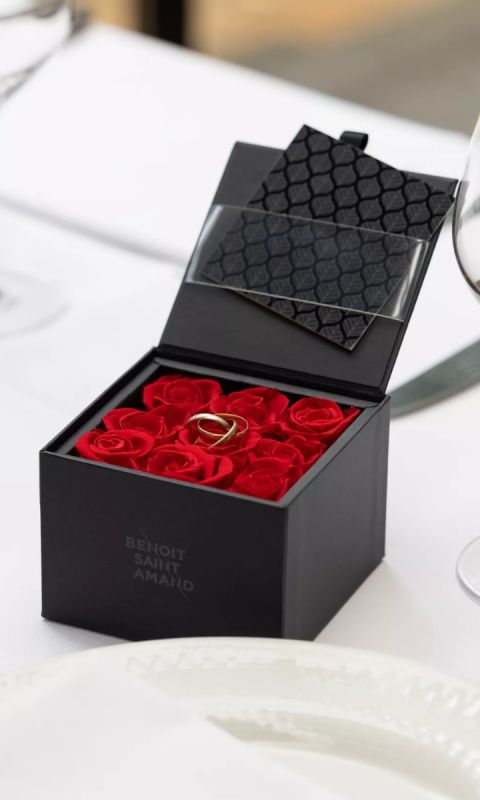  9 Czerwonych wiecznych róż- FLOWERBOX Size M