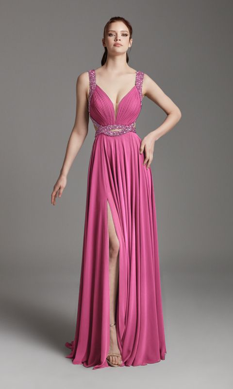 Bogato zdobiona kryształami suknia wieczorowa w różowym kolorze _34