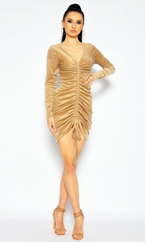 M&M - Dopasowana welurowa sukienka z marszczeniem w kolorze złoto-beżowym . MODEL IP-7146 - Rozmiar: uniwersalny