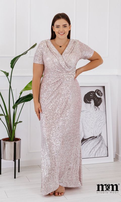 M&M - Efektowna maxi sukienka z kopertowym dekoltem wyszywana cekinami w kolorze jasnego różu. MODEL:CU-7648 - Rozmiar: 44(XXL)