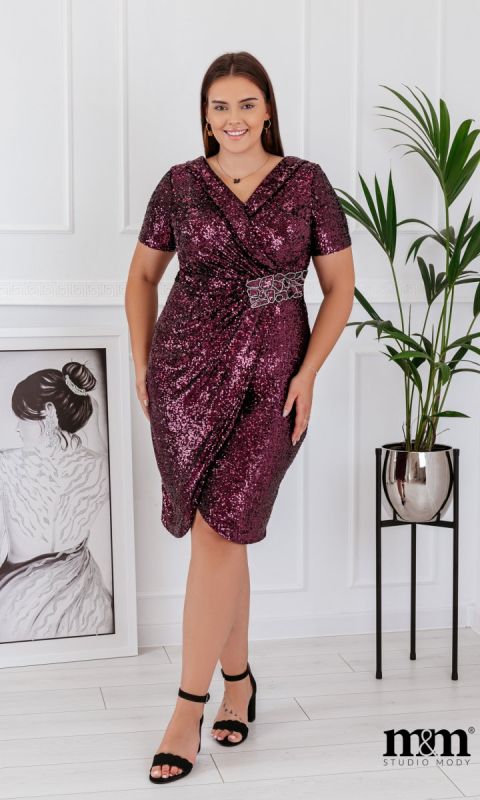 M&M - Efektowna sukienka z kopertowym dekoltem wyszywana cekinami w kolorze ciemnej śliwki. Model: CU-7650 - Rozmiar: 46(XXXL)