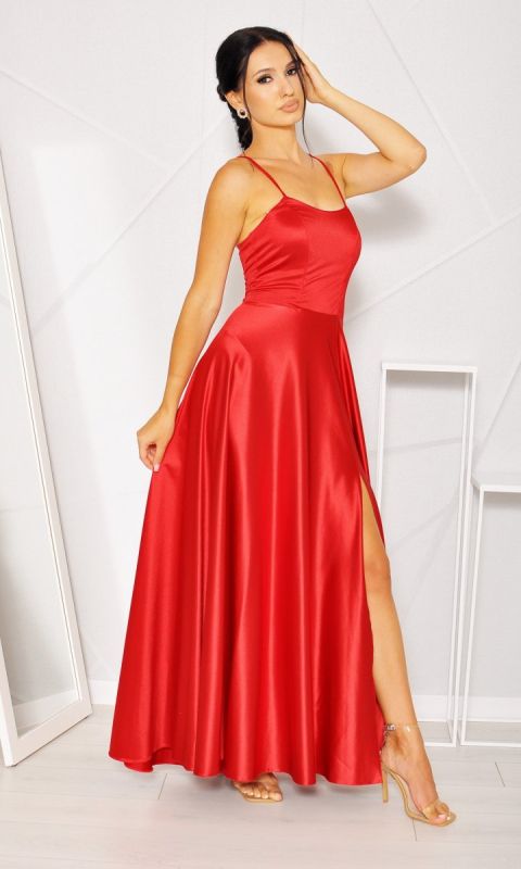 M&M - Satynowa sukienka maxi z wiązaniem na plecach i okrągłym dekoltem w kolorze czerwonym. MODEL: KM-8322 - Rozmiar: 34(XS)