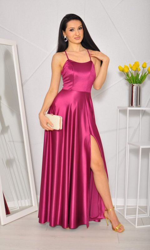 M&M - Satynowa sukienka maxi z wiązaniem na plecach i okragłym dekoltem w kolorze malinowym. Model: KM-8186 - Rozmiar: 34(XS)