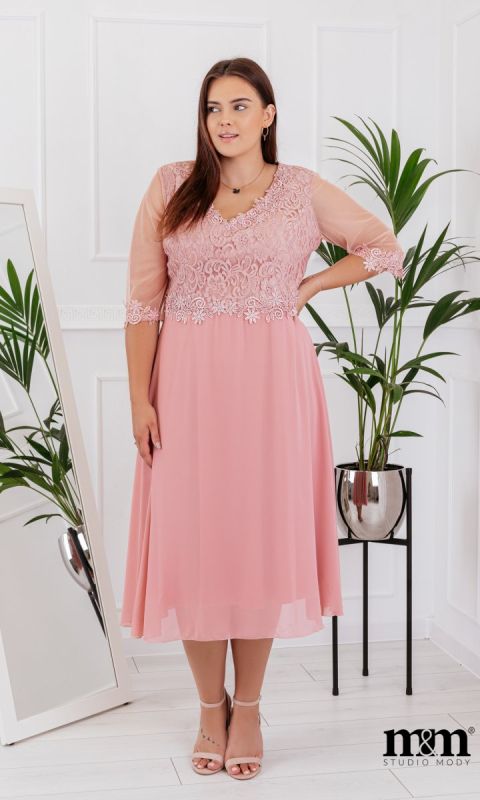 M&M - Sukienka midi w kolorze pudrowego różu z rekawkiem 3/4 MODEL:CU-7674 - Rozmiar: 52