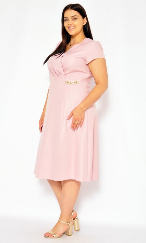 M&M - Sukienka rozkloszowana midi z łańcuszekiem z boku- pudrowy róż. MODEL:RE-7459 - Rozmiar: 48