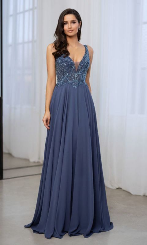 Suknia wieczorowa uszyta z szyfonu w kolorze niebieskim z pięknymi zdobieniami 34