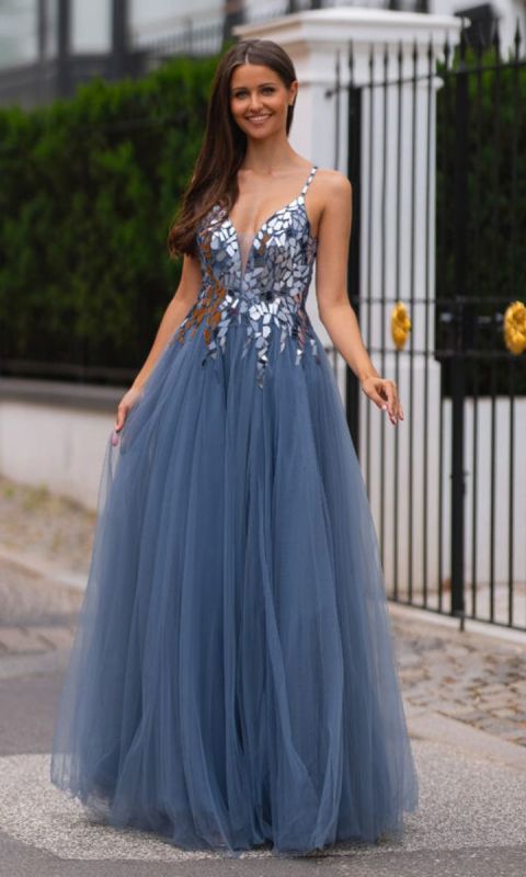 Suknia wieczorowa z lustrzanymi aplikacjami w kolorze niebieskim 34
