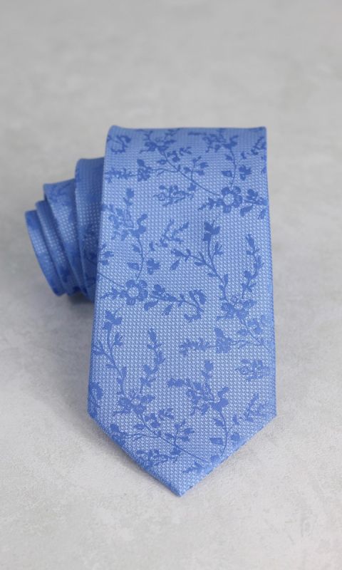 Błękitny krawat w kwiatowy wzór