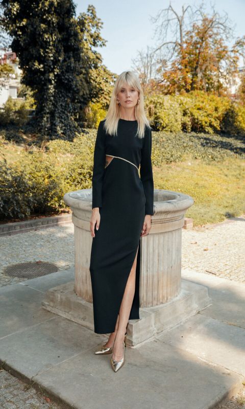 Sukienka maxi z wycięciem-czarna