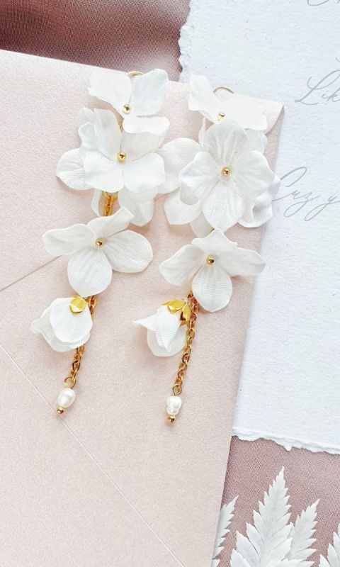 Kwiatowe kolczyki ślubne SILKY z perłami