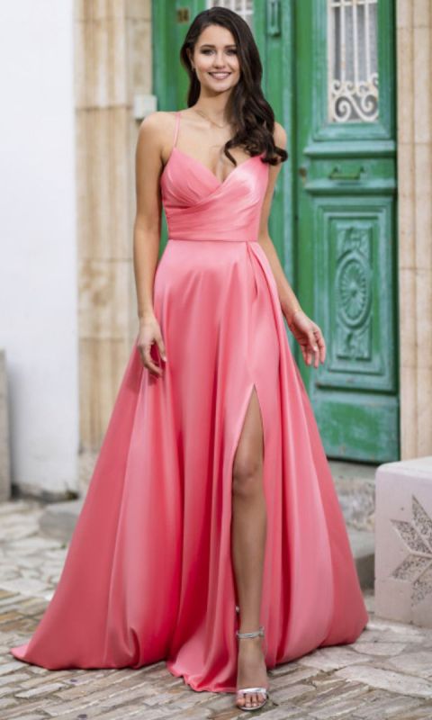 Satynowa suknia wieczorowa w kolorze truskawkowego różu