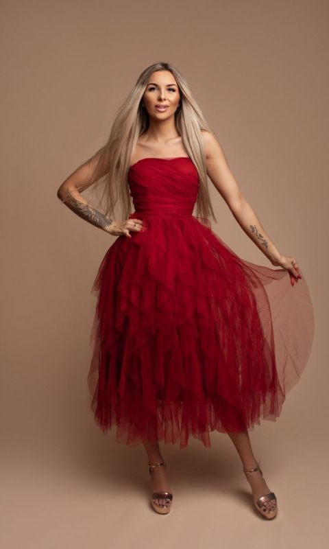 Tiulowa sukienka z wiązaniem - czerwona