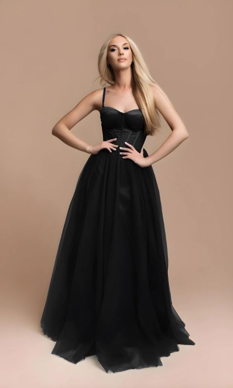 Tiulowa sukienka z gorsetem czarna