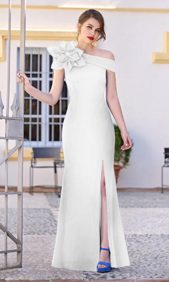Elegancka biała suknia maxi z rozcięciem i efektownym kwiatem na ramieniu 34 Elegancka biała suknia maxi z rozcięciem i efektownym kwiatem na ramieniu 34