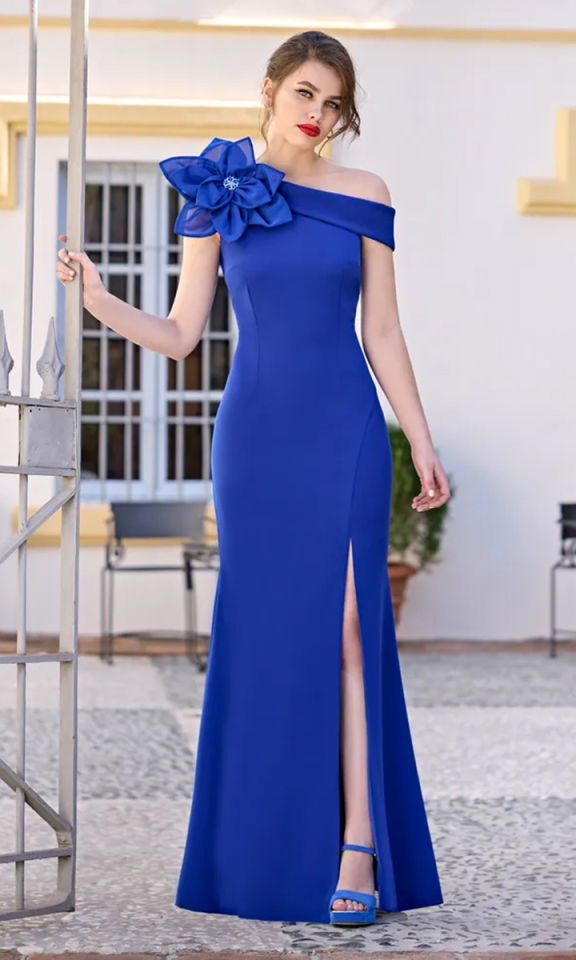 Elegancka granatowa suknia maxi z rozcięciem i efektownym kwiatem na ramieniu 34 Elegancka granatowa suknia maxi z rozcięciem i efektownym kwiatem na ramieniu 34