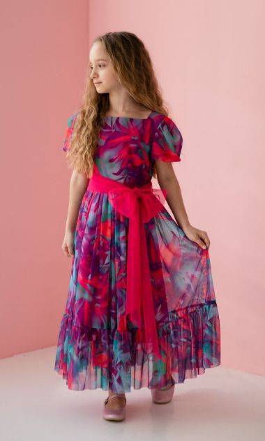 Długa, kolorowa sukienka we wzory