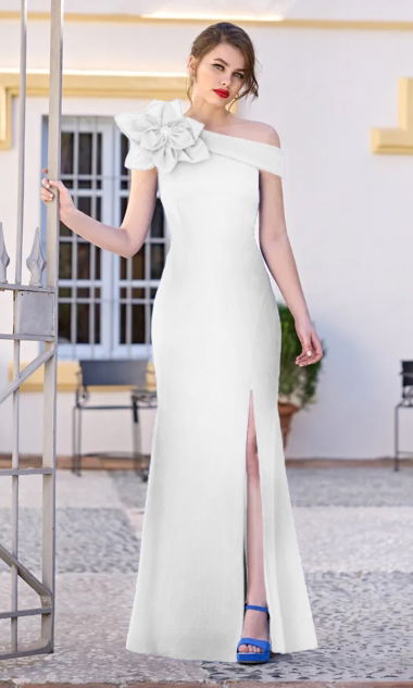 Elegancka biała suknia maxi z rozcięciem i efektownym kwiatem na ramieniu 34