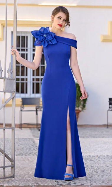 Elegancka granatowa suknia maxi z rozcięciem i efektownym kwiatem na ramieniu 34