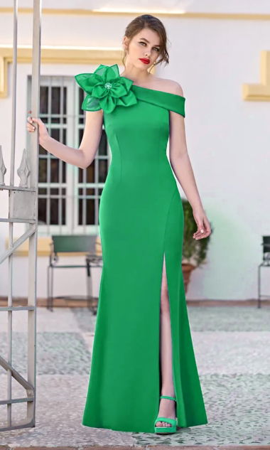 Elegancka zielona suknia maxi z rozcięciem i efektownym kwiatem na ramieniu 34