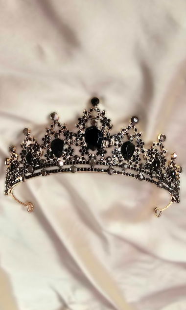 Elegancki diadem z czarnymi kamieniami
