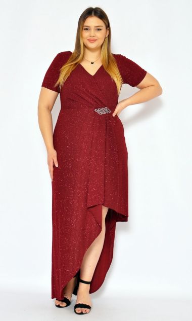 M&M - Asymetryczna sukienka maxi połyskująca ze zdobieniem w okolicach talii w kolorze bordowym. MODEL: CU-7110 - Rozmiar: 44(XXL)