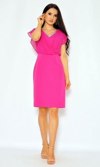 M&M - Elegancka sukienka w kolorze fuksji z falbanką i ozdobą na dekolcie. MODEL:BM-7562 - Rozmiar: 40(L)