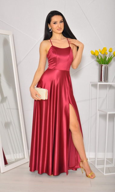M&M - Satynowa sukienka maxi z wiązaniem na plecach i okragłym dekoltem w kolorze bordowym. MODEL:KM-7842 - Rozmiar: 34(XS)
