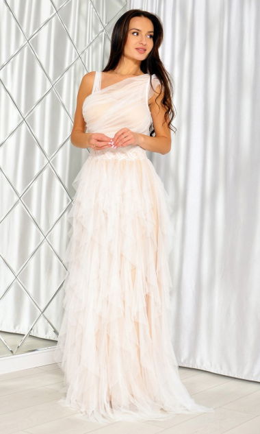 M&M - Sukienka maxi na jedno ramię tiulowa z szarpanym dołem w kolorze beżowo-białym. MODEL:IP-7499 - Rozmiar: 36(S)