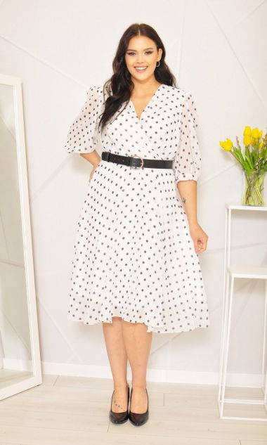 M&M - Sukienka midi zwiewna w czarne groszki w kolorze białym z paskiem.MODEL:M-8058 - Rozmiar: 36(S)