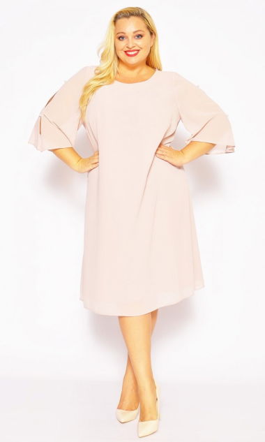 M&M - Zwiewna prosta sukienka midi z perełkami na rękawkach w kolorze beżowym. Model: GV-6917 - Rozmiar: 48