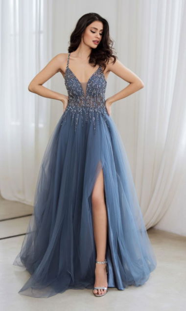 Suknia wieczorowa wykonana z tiulu w kolorze niebieskim 34
