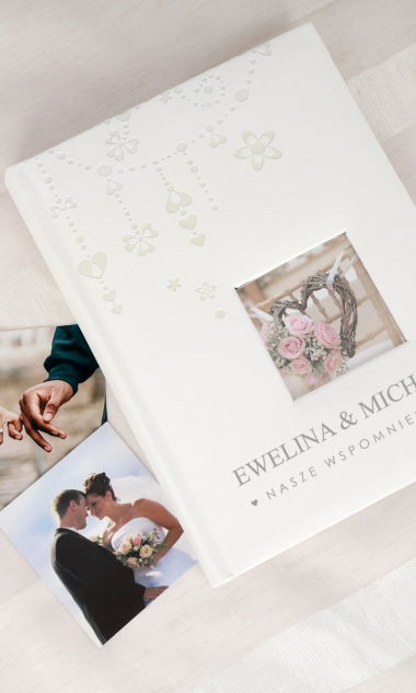 Biały mini album na 100 zdjęć 10x15 Elegancka skóra ekologiczna, tłoczony dekor, okno na własne zdjęci i personalizowany nadruk