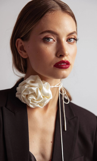 Jedwabny chocker z różą - cream