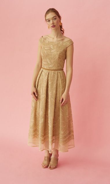 Koktajlowa sukienka z beżowo-złotej koronki