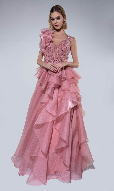 Różowa suknia z falbanami