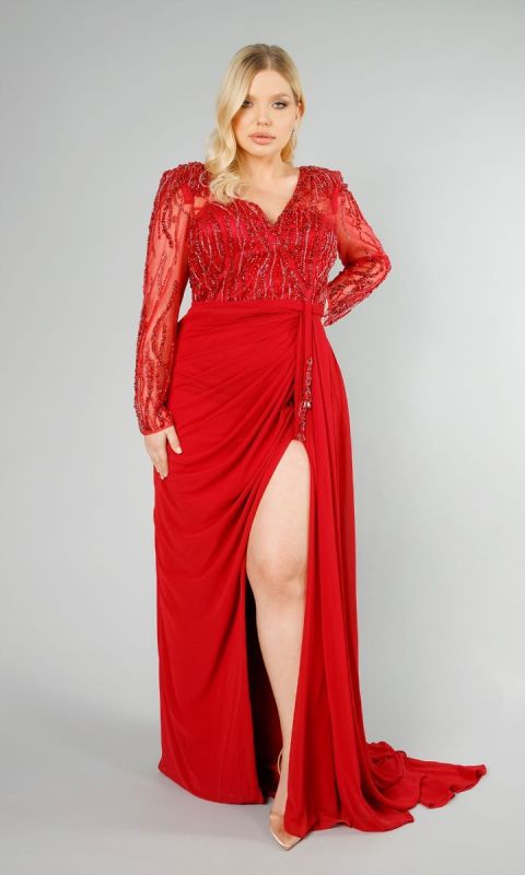 Czerwona suknia z rozcięciem na nogę 