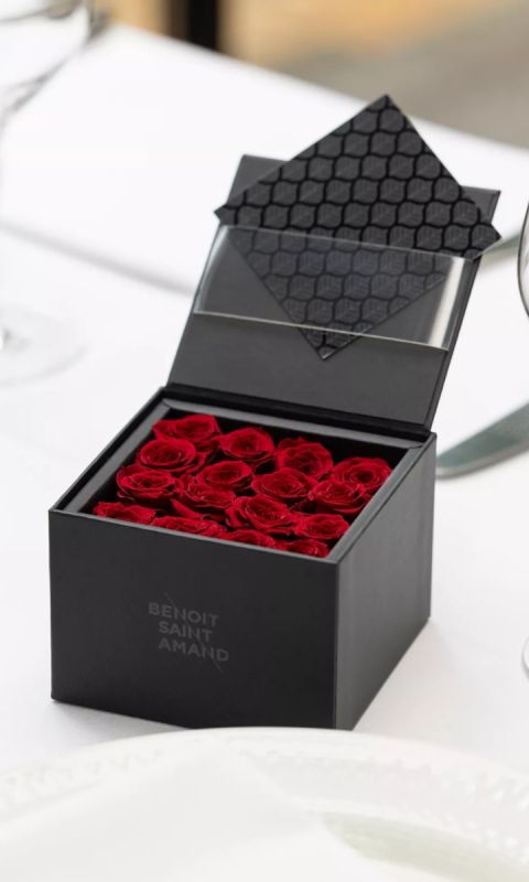  16 Czerwonych wiecznych róż FLOWERBOX Size M