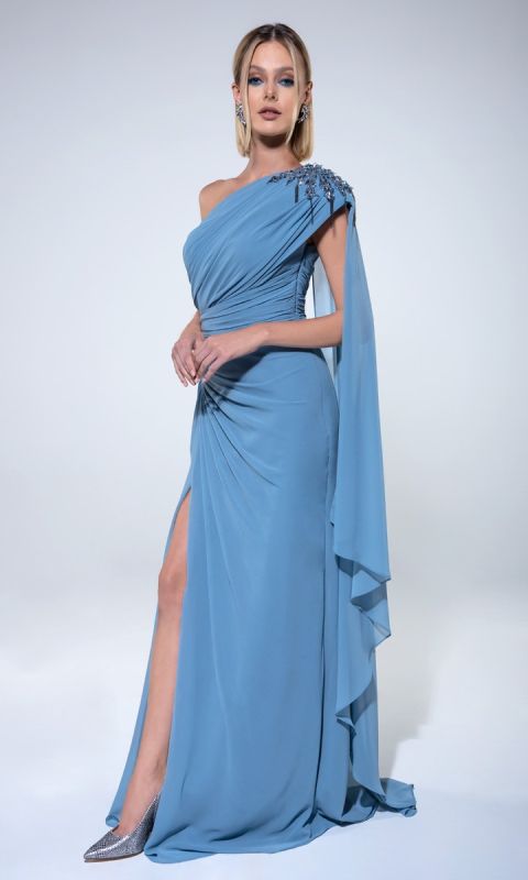 Błękitna suknia maxi z peleryną