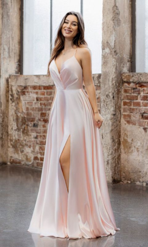 Satynowa suknia wieczorowa na cienkich ramiączkach w kolorze perłowego różu 34