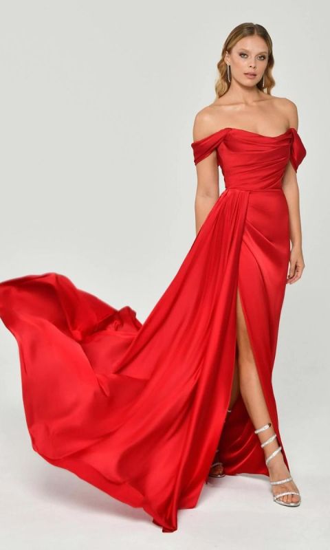 Satynowa suknia z rozcięciem - czerwona _34