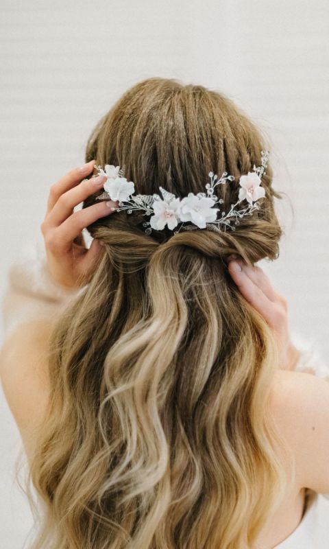 Bennita - grzebień do włosów z białymi kwiatami na ślub