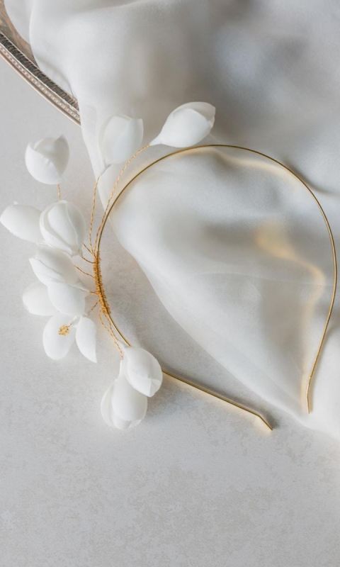 Flora - asymetryczna opaska ślubna z kwiatami