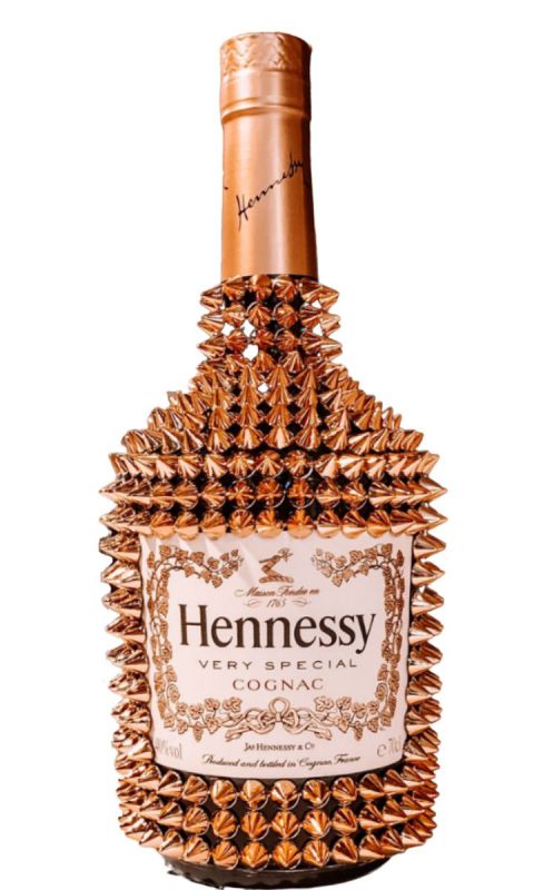 Hennessy butelka ozdobna ze złotymi kolcami