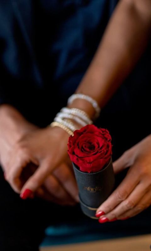 Czerwona wieczna róża upominek dla gości