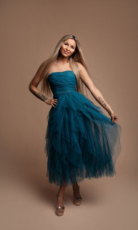 Tiulowa sukienka z wiązaniem - turkusowa